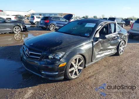 2014 Mercedes-Benz C 350 Sport z USA, uszkodzony, nr VIN WDDGJ5HBXEG175889